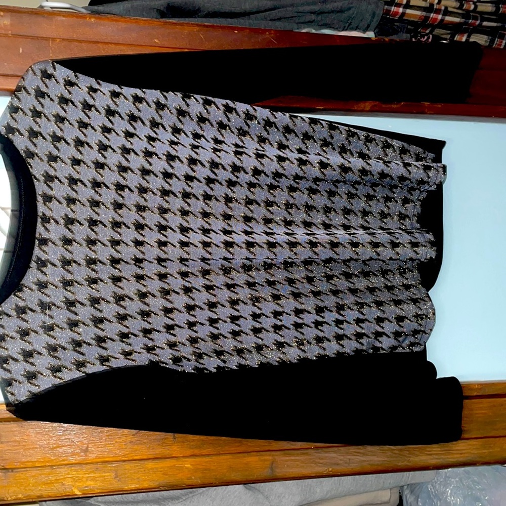 Neat looking top. Machine washable. Goes well with jeans. Has no tags or labels.